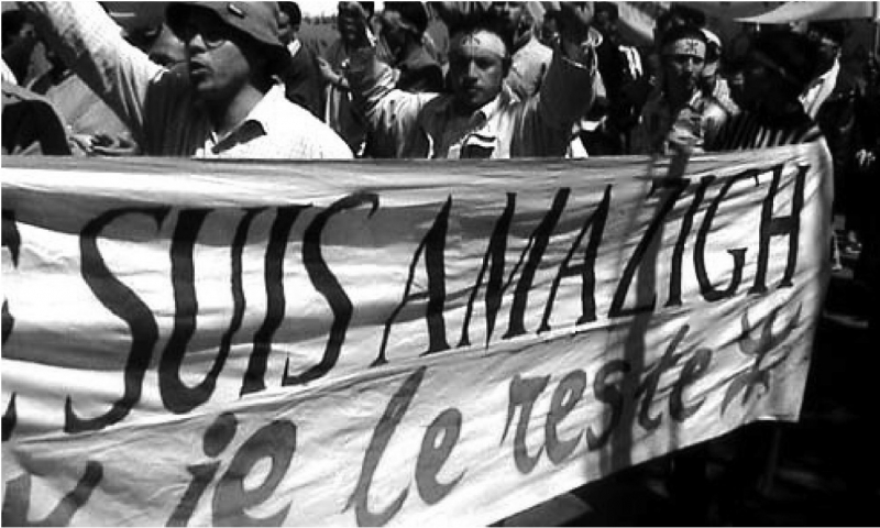 Des manifestants avec une banderole « Je suis amazigh et je le reste »